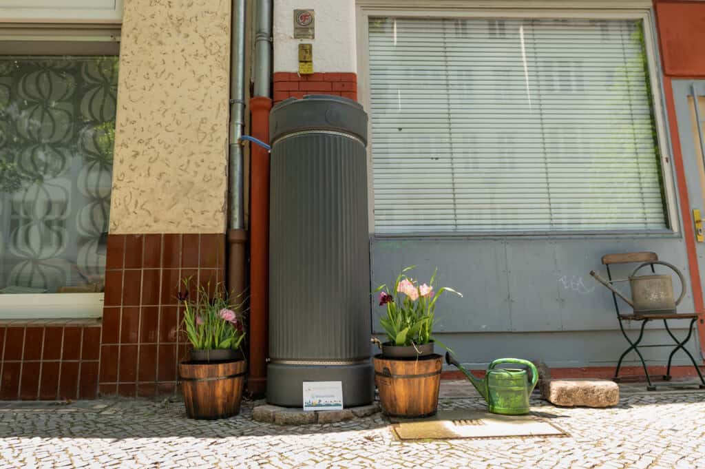 Berliner Regenwasseragentur Foto Benjamin Pritzkuleit Errichtung Buergersteig Regentonne Fritschestra├ƒe wassertanke0029 1