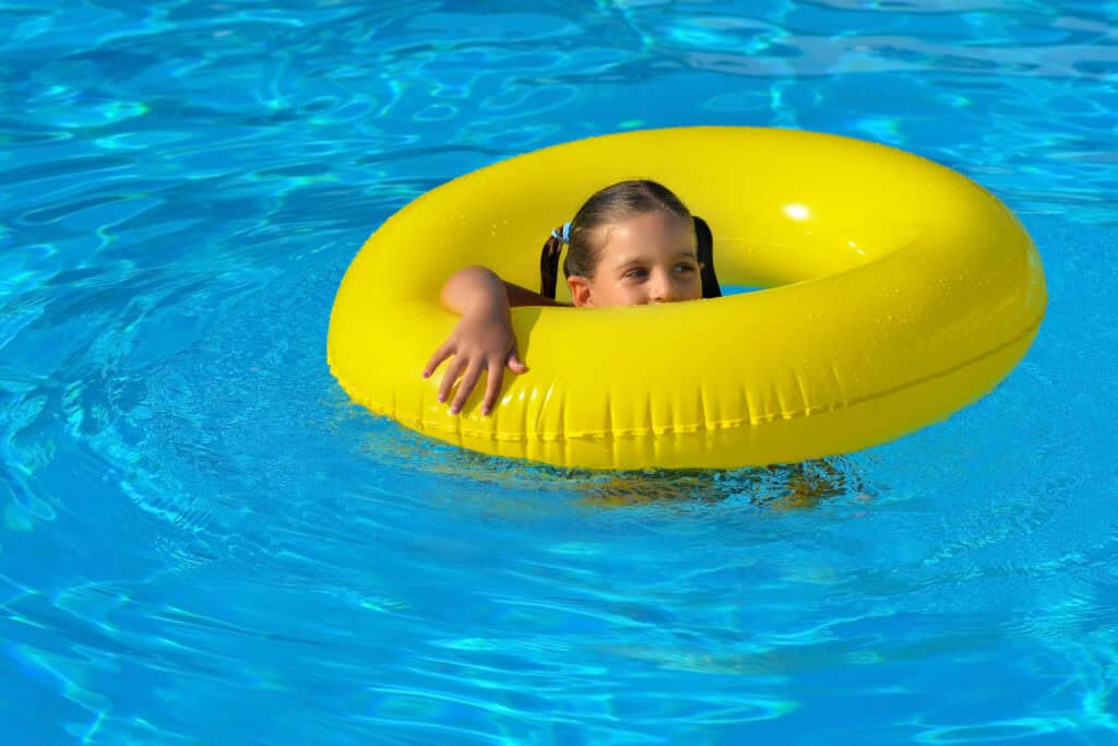 Kleine Schwimmbecken in ehemaligen Schiffscontainern sollen dabei unterstützen, Kinder früh an das Wasser zu gewöhnen und ihnen das Schwimmen beizubringen.