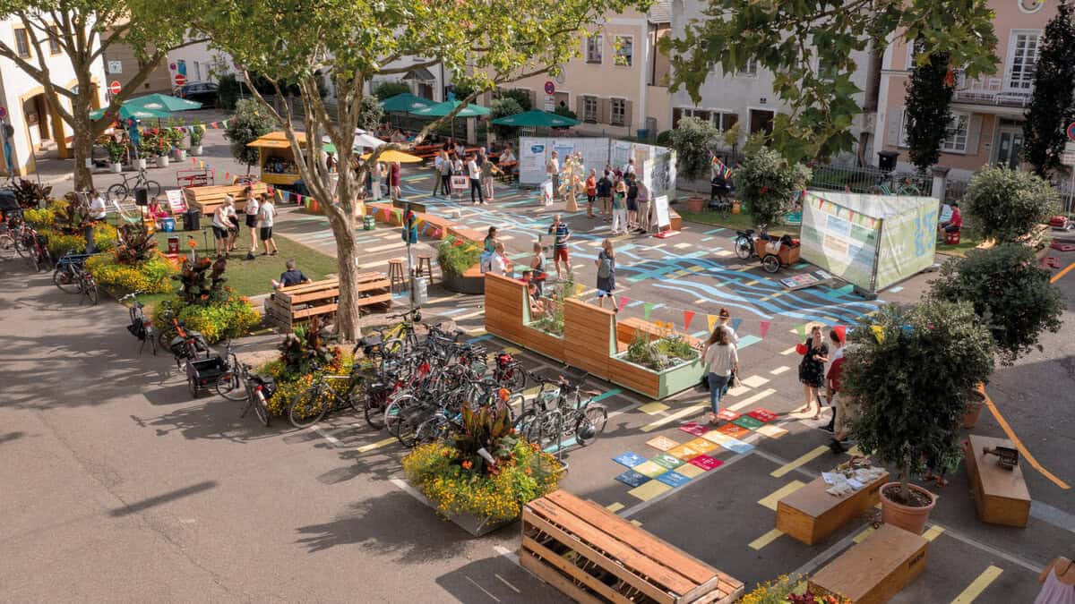 Menschen freuen sich an den Parklets von Citydecks