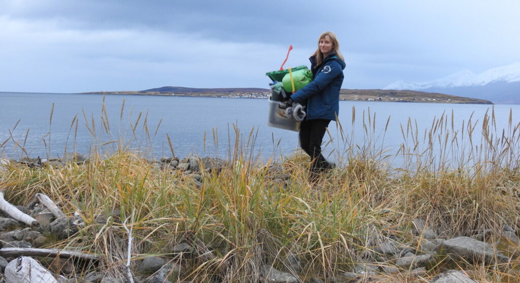 Johanna beim Beach Cleanup scaled e1721657950113