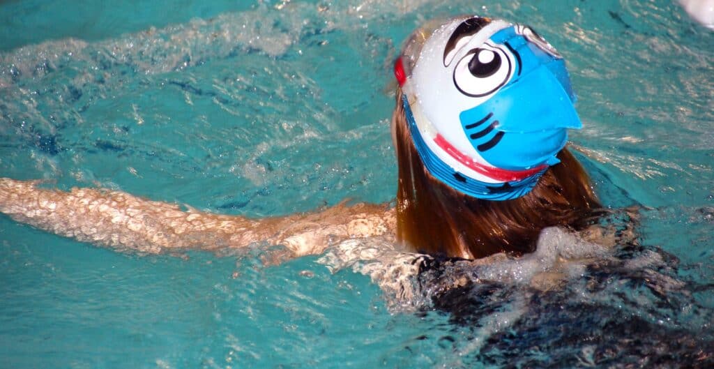 Kleine Schwimmbecken in ehemaligen Schiffscontainern sollen dabei unterstützen, Kinder früh an das Wasser zu gewöhnen und ihnen das Schwimmen beizubringen.