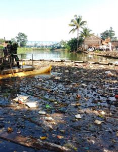 Trash Boom Plastic Fischer Indonesien