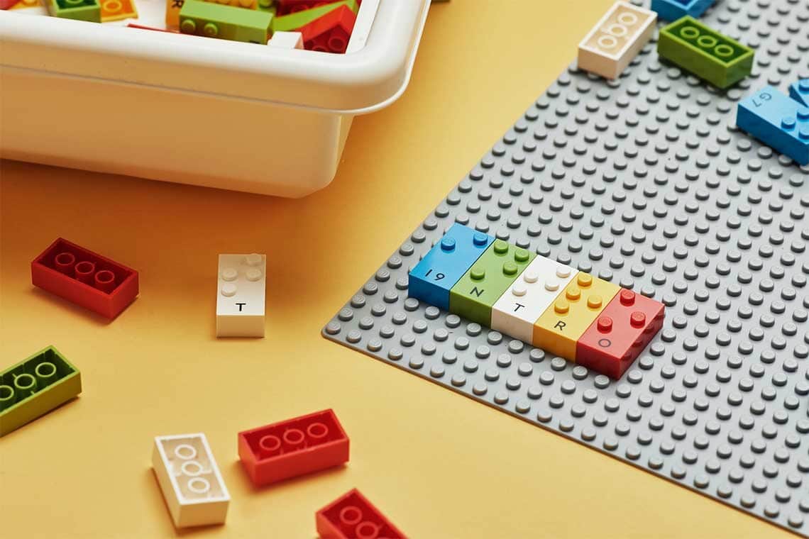 Kinder lernen gemeinsam lesen: Barrierefrei mit LEGO Braille