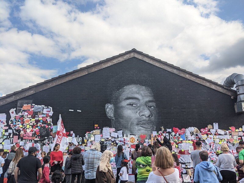 Eine ganze Stadt verdeckt Hass-Schmierereien auf Rashford-Portrait