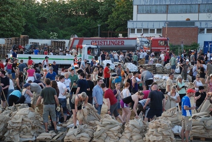 Nach Flutkatastrophe: Tausende Freiwillige helfen vor Ort