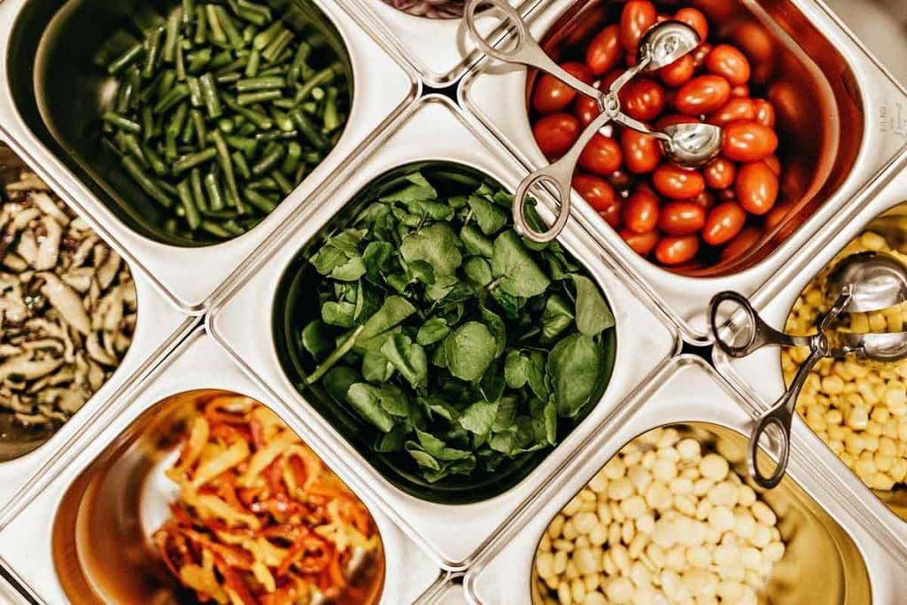 Blick auf eine vegane Salatbar von oben.