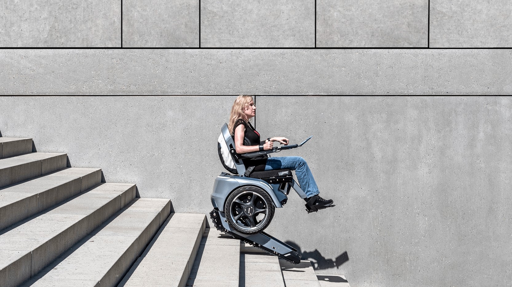 Innovativer Rollstuhl steigt selbstständig Treppen