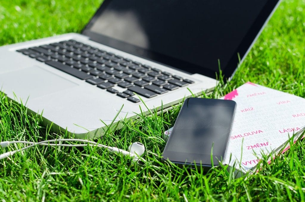 Laptop auf Gras, nachhaltig