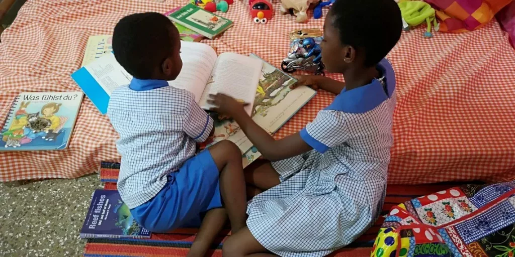 Kinder Ghana Lesend c Samia Kassid 1140x5701 1