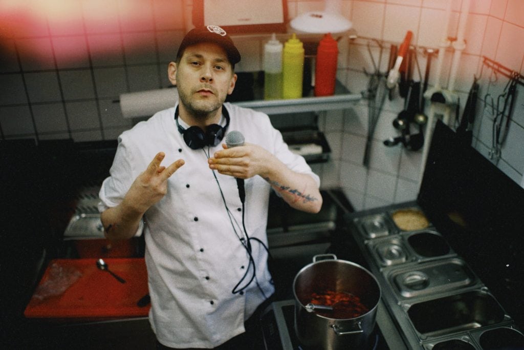 Paul Denkhaus mit Mikrofon in einer Küche