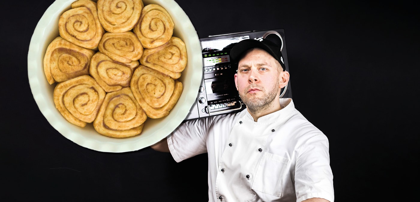 Collage aus Paul Denkhaus mit Ghettoblaster und einer Backform mit Zimt-Kartoffelpü-Schnecken à la DenkhausmannsArt