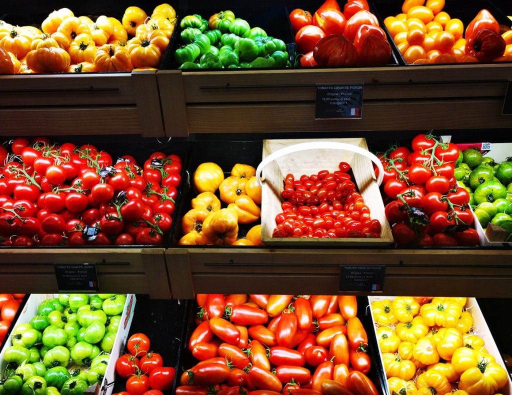 Obst und Gemüse wird unverpackt in einem Supermarkt verkauft
