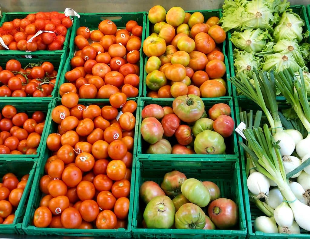 Obst und Gemüse im Supermarkt unverpackt zu verkaufen, wird immer mehr zum Trend.