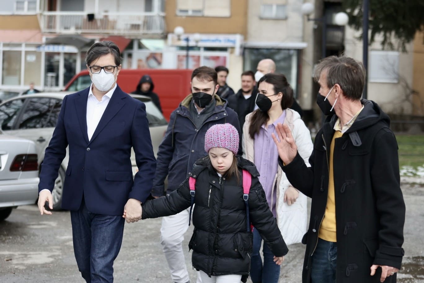 Der nordmazedonische Präsident mit gemobbter Schülerin auf dem Schulweg.