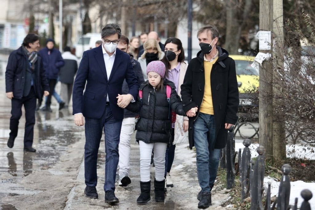 Präsident Stevo Panderovski mit Embla an der Hand auf dem Weg zur Schule. Ein klares Zeichen für Inklusion.
Beitragsbild: Presidential Center for Political Education of North Macedonia