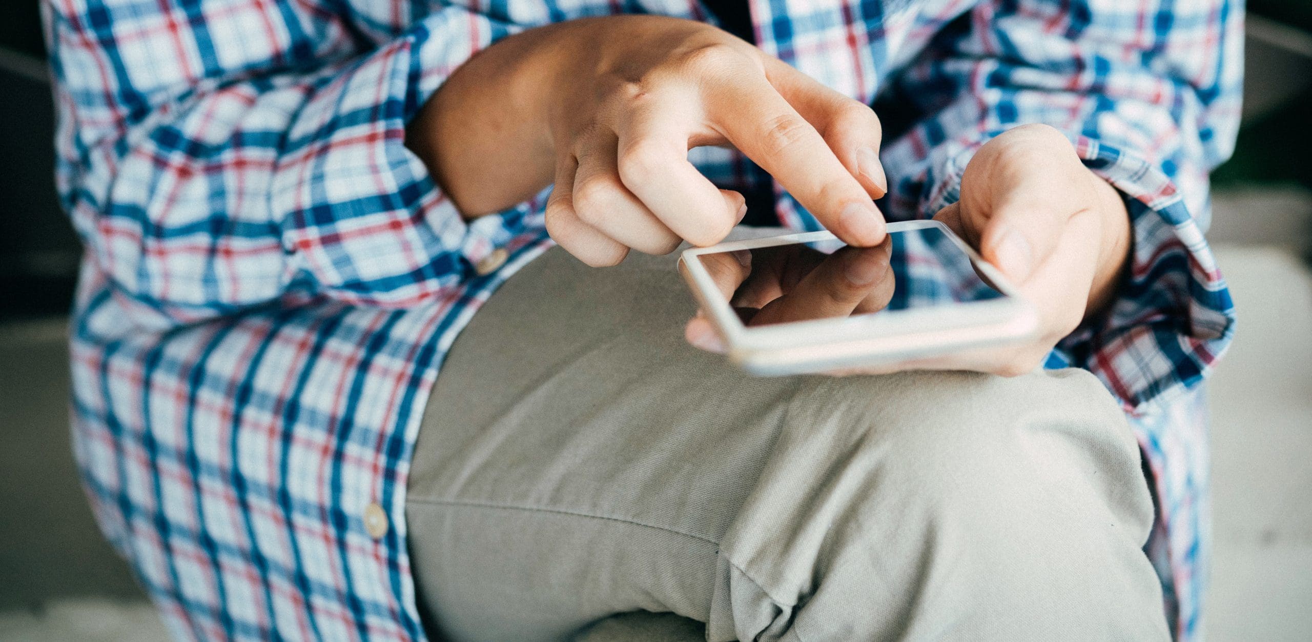 Eine Person nutzt ein Smartphone. Foto: Porapak Apichodilok / pexels