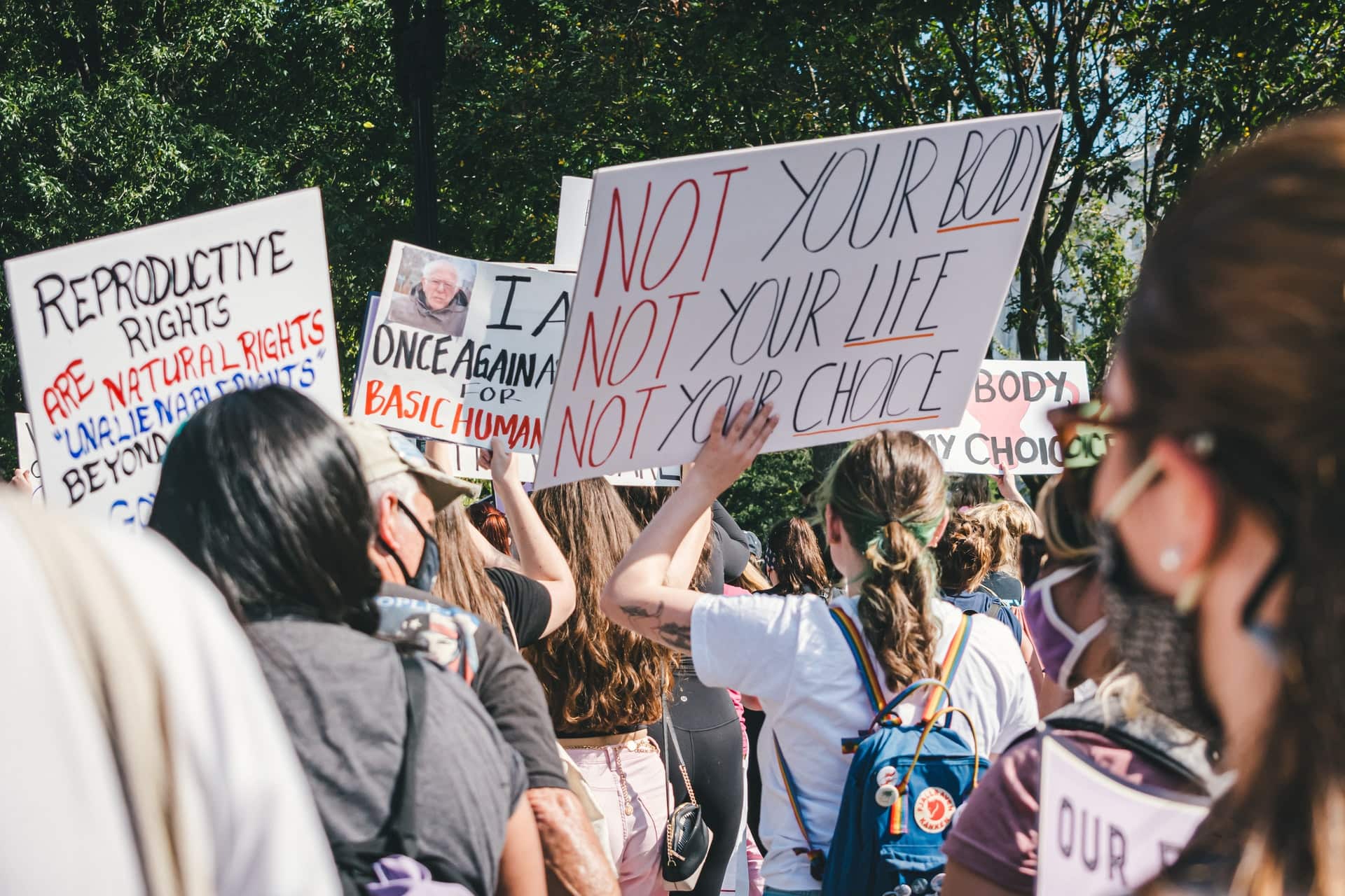 Das Bild zeigt Menschen, die für die Enttabuiisierung von Schwangerschaftsabbrüchen protestieren.
