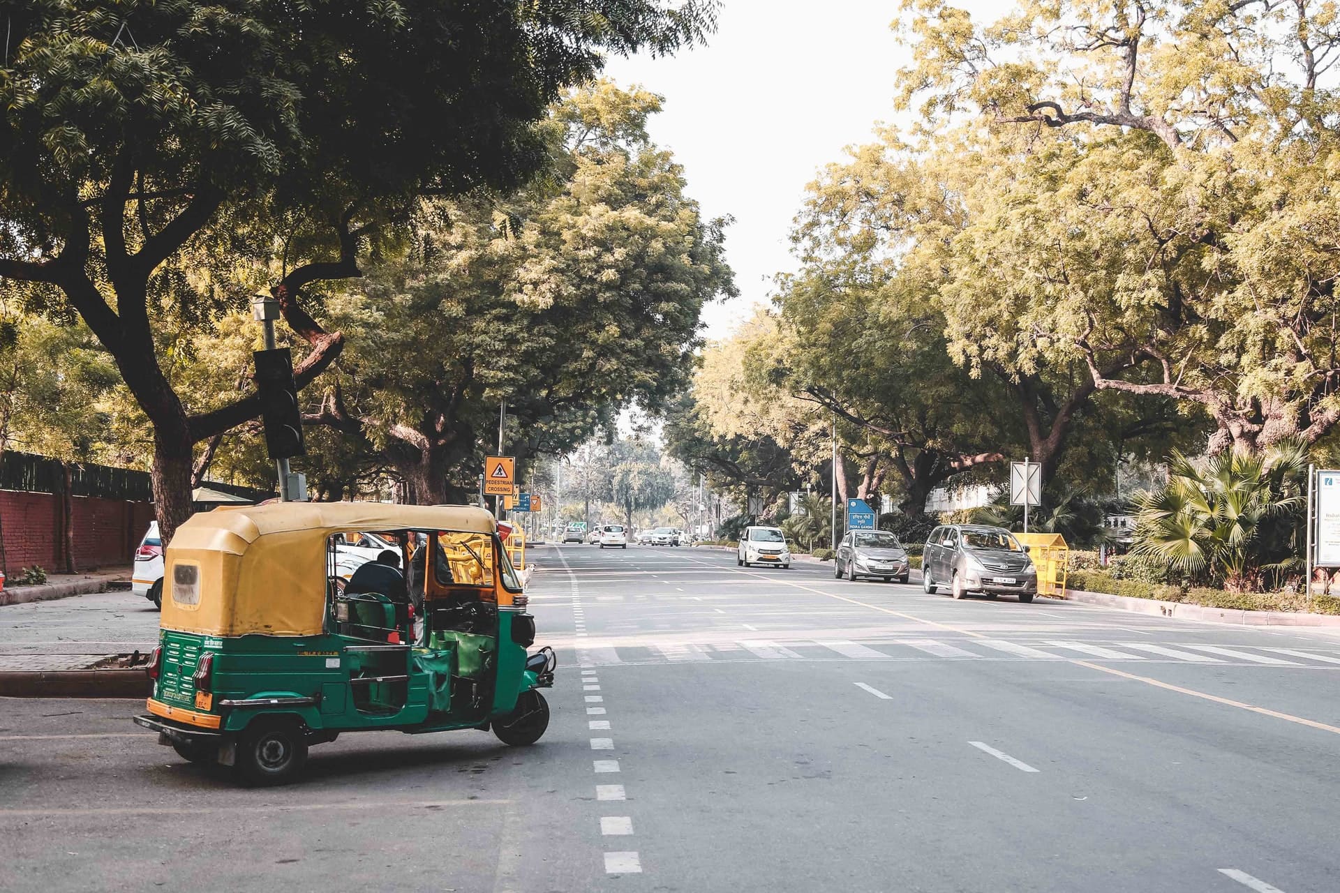 In Peshawar in Pakistan fährt ein Taxifahrer kostenlos jeden Tag 100 Mädchen zur Schule. So ermöglicht er den Schülerinnen Bildung.