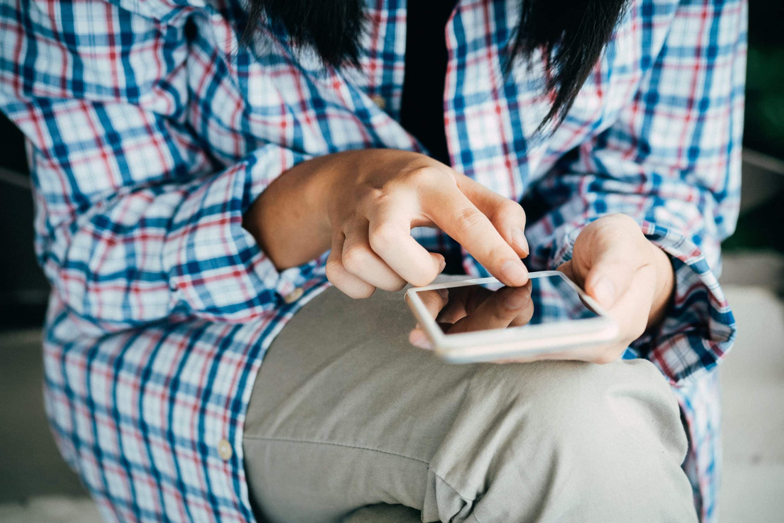 Eine Person nutzt ein Smartphone. Foto: Porapak Apichodilok / pexels