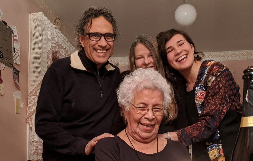 Porträt einer besonderen Familie: Die 84-jährige Jiixa mit Julia Weder und Weders Eltern. Die Clan-Älteste adoptierte ihre 25-jährige Rap-Partnerin und Mitstreiterin für den Erhalt der Haida-Sprache im Jahr 2021 in ihren Clan.