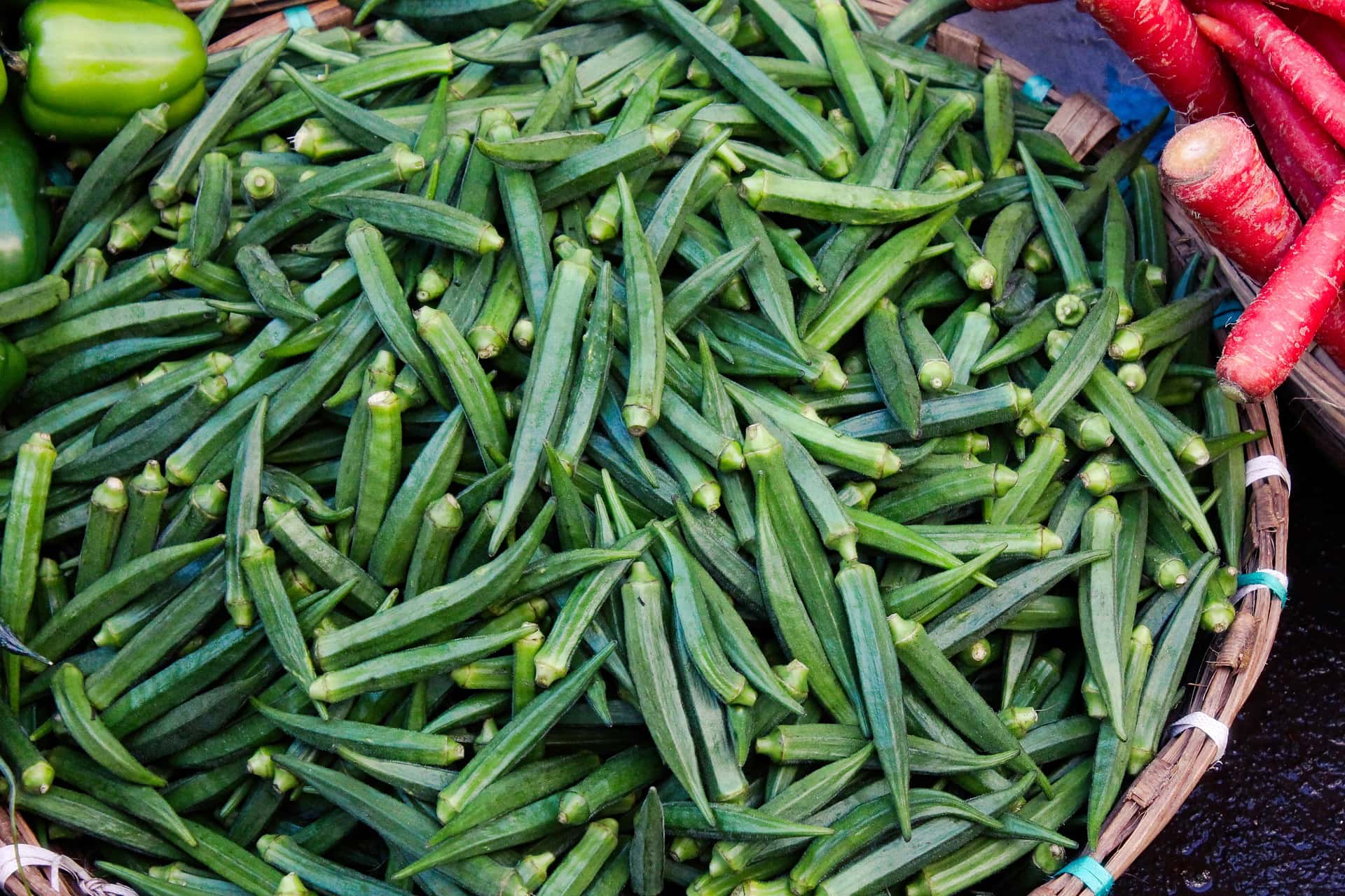 Okra Gemüse in großer Schale