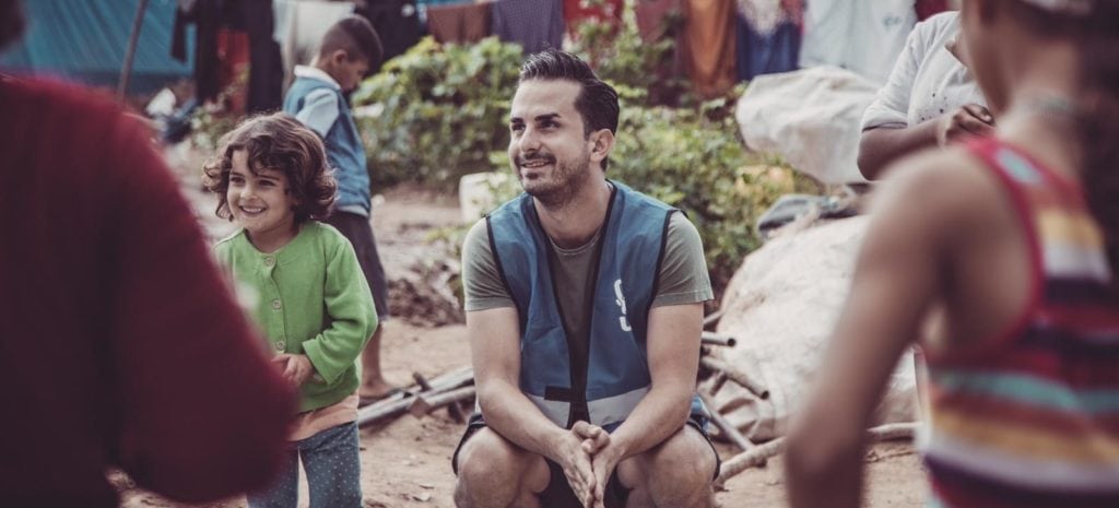 Serkan Eren mit Kindern in der Türkei