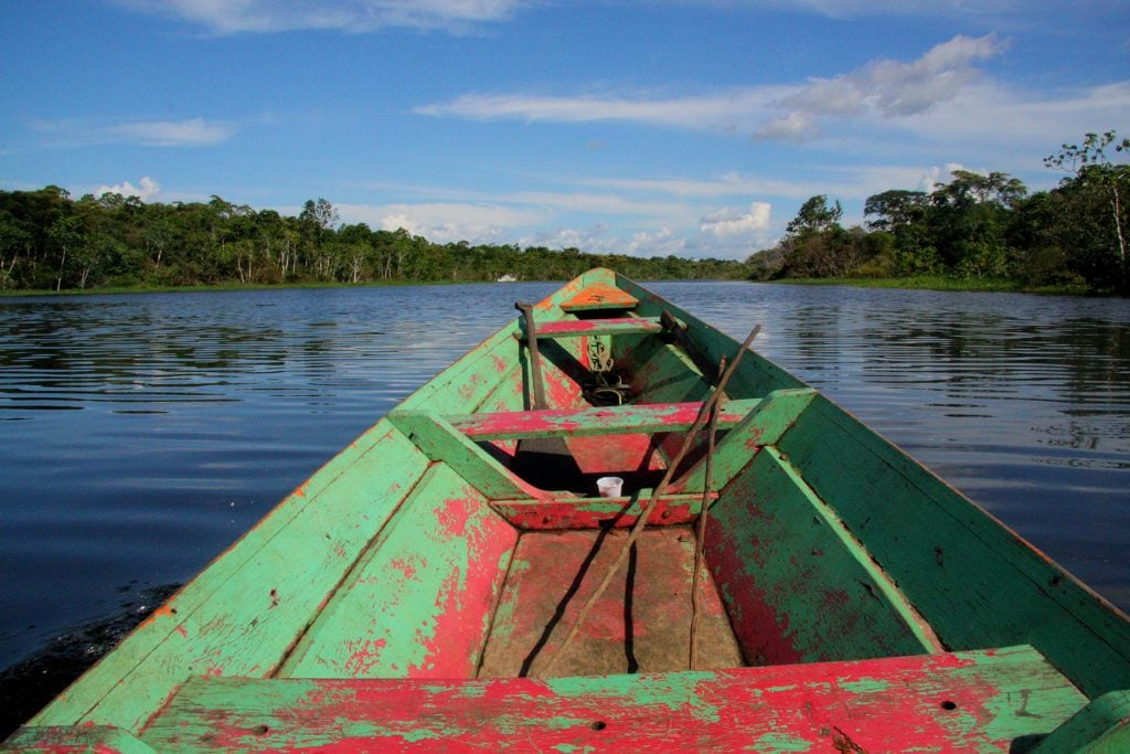Ein altes Ruderboot auf dem Amazonas. Deni