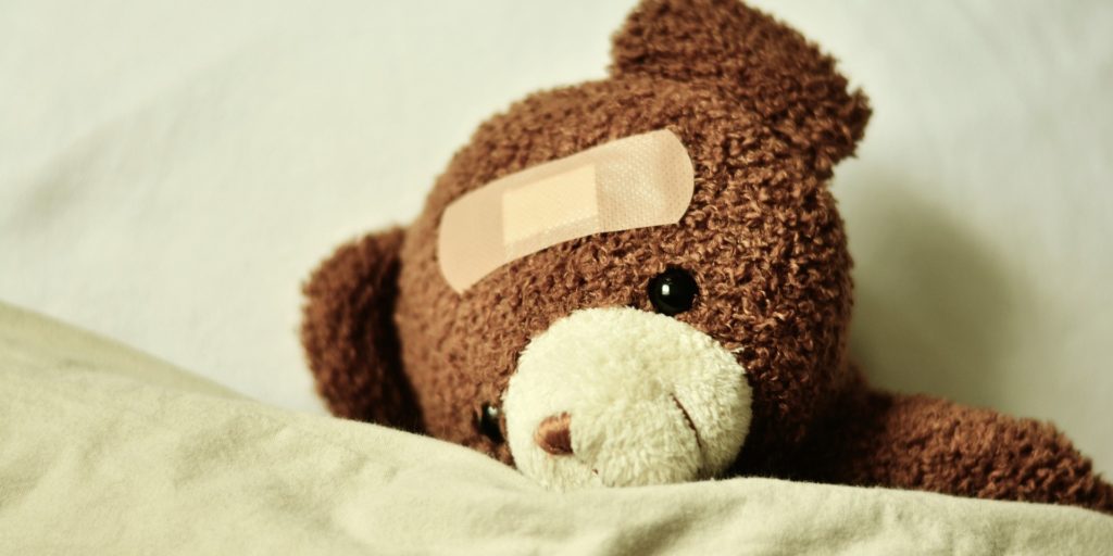 In Teddy-Kliniken bekommen Kuscheltiere wie dieses Hilfe