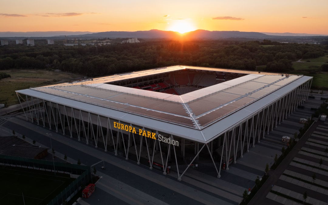 6.000 Solarmodule auf dem Stadiondach decken den Energiebedarf des SC Freiburg
