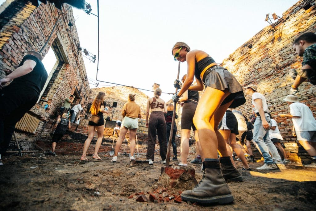 Junge Menschen in der Ukraine machen Aufräumarbeiten zu "Clean-Up-Raves"