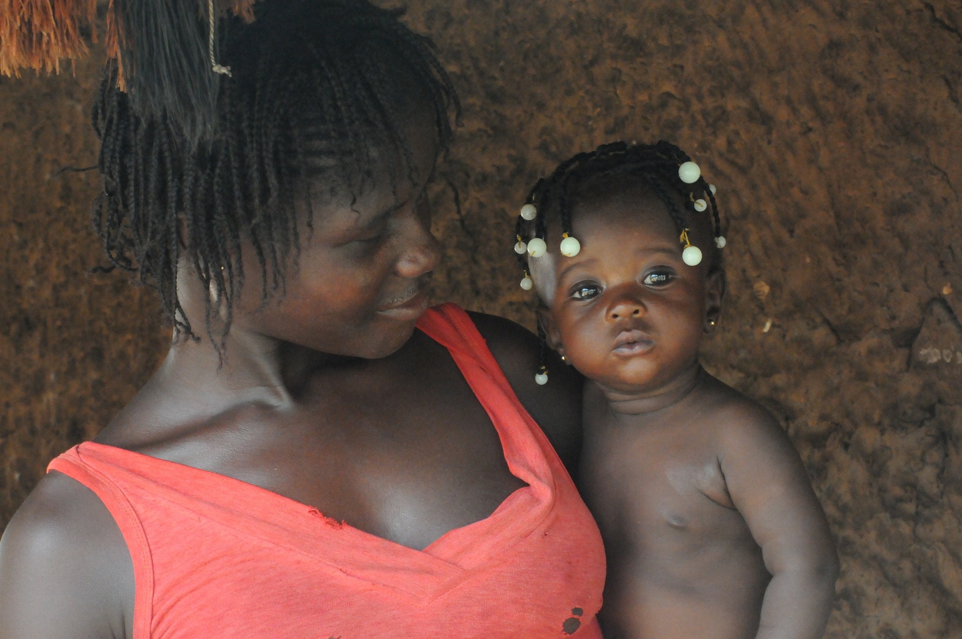 Eine afrikanische Mutter mit ihren Baby auf dem Arm, HIV