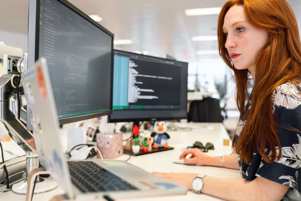 Eine Frau arbeitet konzentriert am PC trotz Vier-Tage-Woche