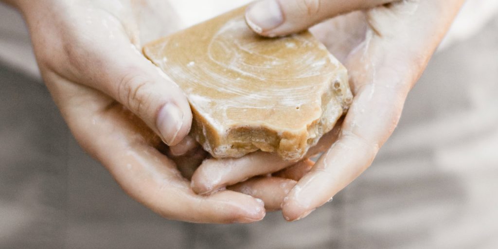 Hände waschen mit Seife.