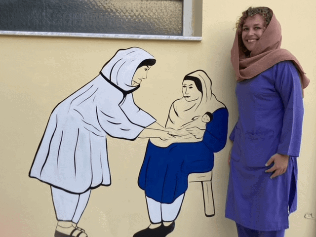 Bilder aus dem Geburtsprozess schmücken die Wände der Klinik Chost. Da die Frauen selbst aus kulturellen Gründen nicht fotografiert werden, machte Bernadette Eser Fotos mit den von ihnen gemalten Bildern.