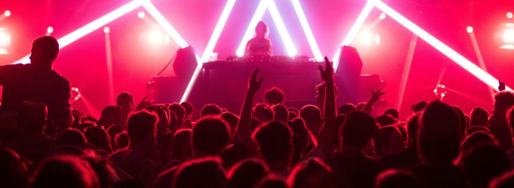 Ein schottischer Nachtclub wandelt die Körperwärme seiner Besucher:innen in Energie um und spart so bis zu 70 Tonnen CO₂ pro Jahr.
