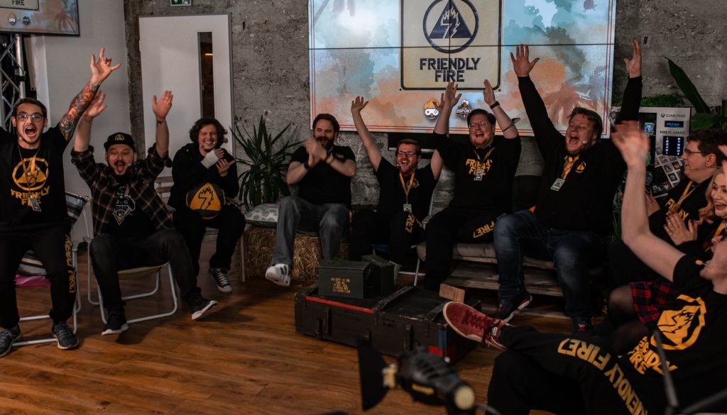 Die Streamer:innen freuen sich über die Spendensumme bei Friendly Fire 7
