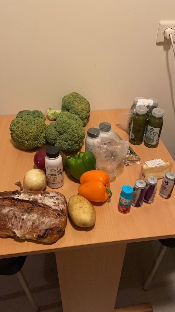 Die Ausbeute in Island: Gemüse, Brot, Smoothies - Containern