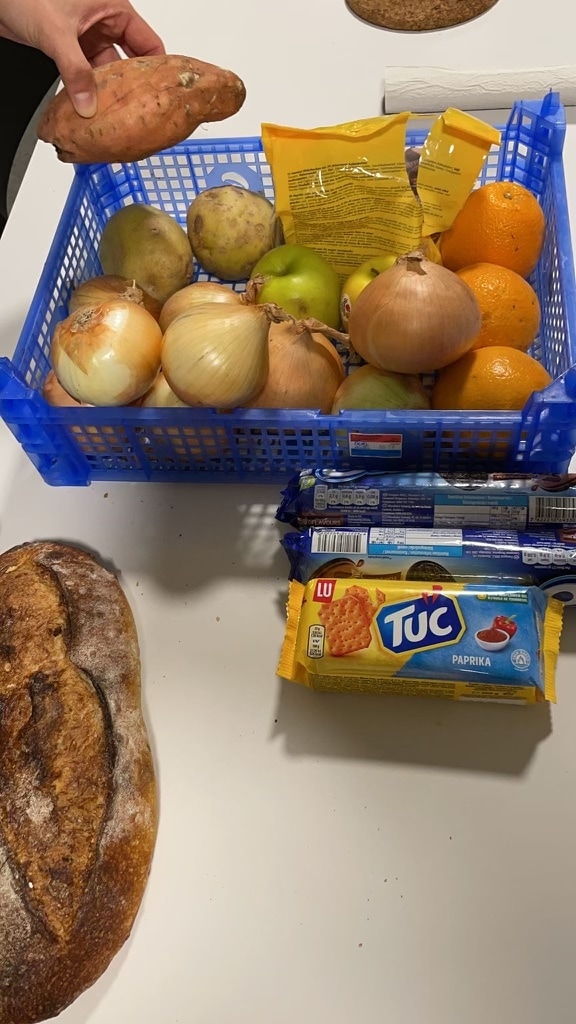 Die Ausbeute in Island: Zwiebeln, Kartoffeln, Obst, Brot - Containern 