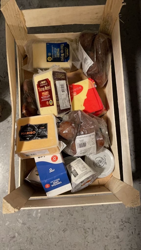 Die Ausbeute in Island: Käse, Wurst, Milch - Containern