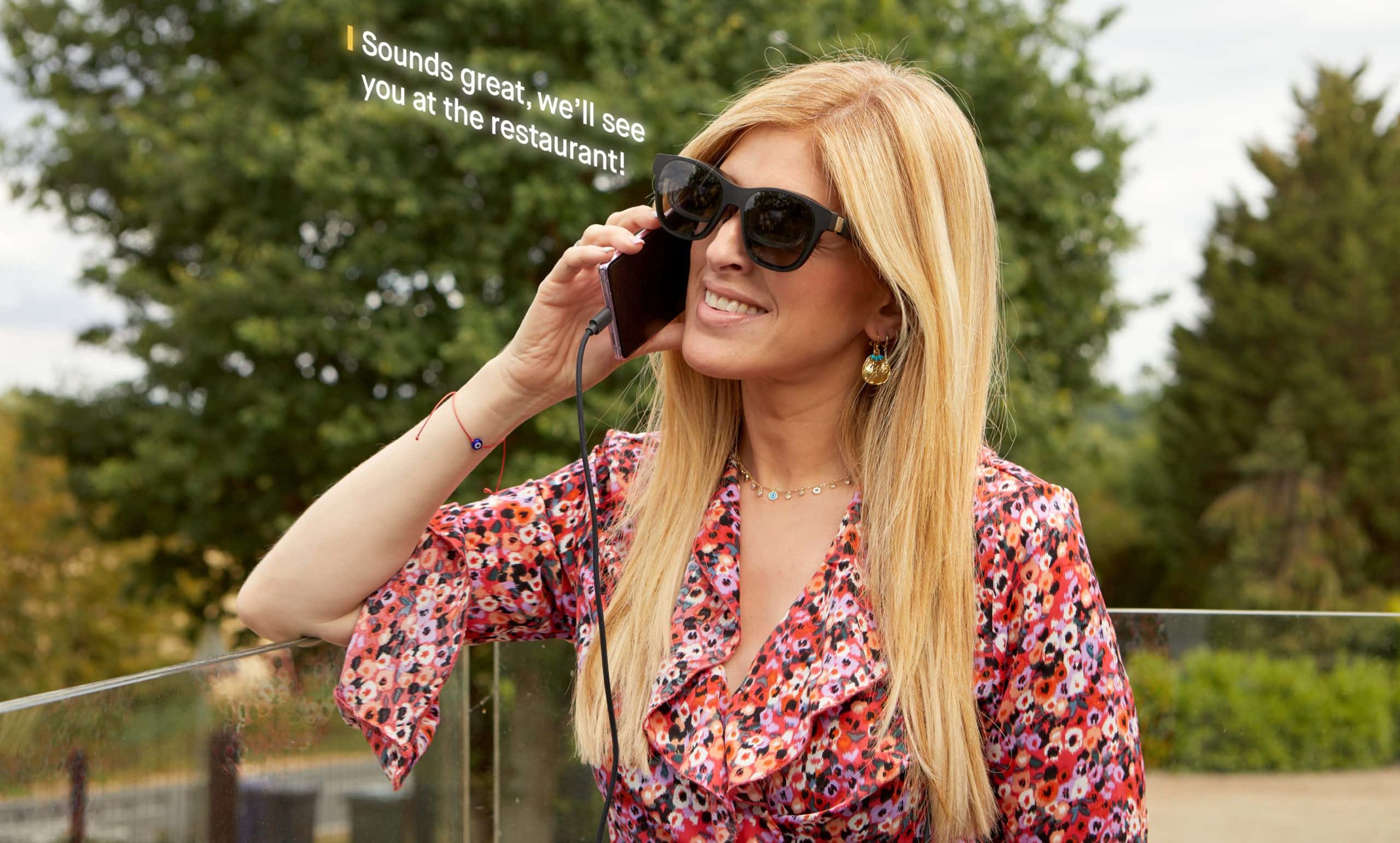 Eine Frau trägt eine Brille und telefoniert.