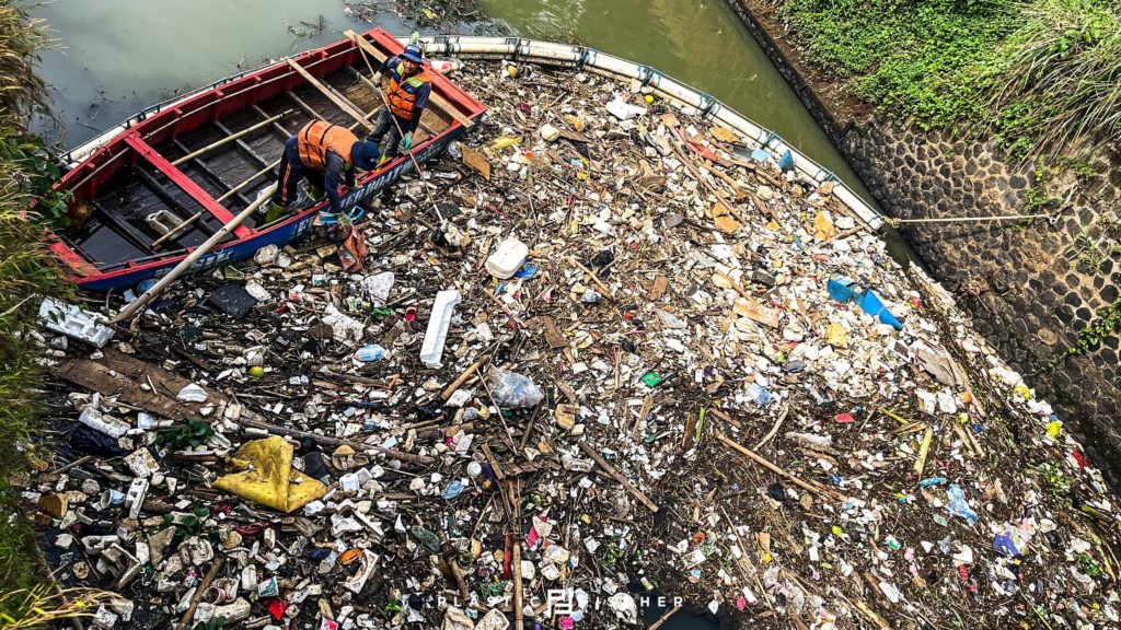 Plastik aus Flüssen holen