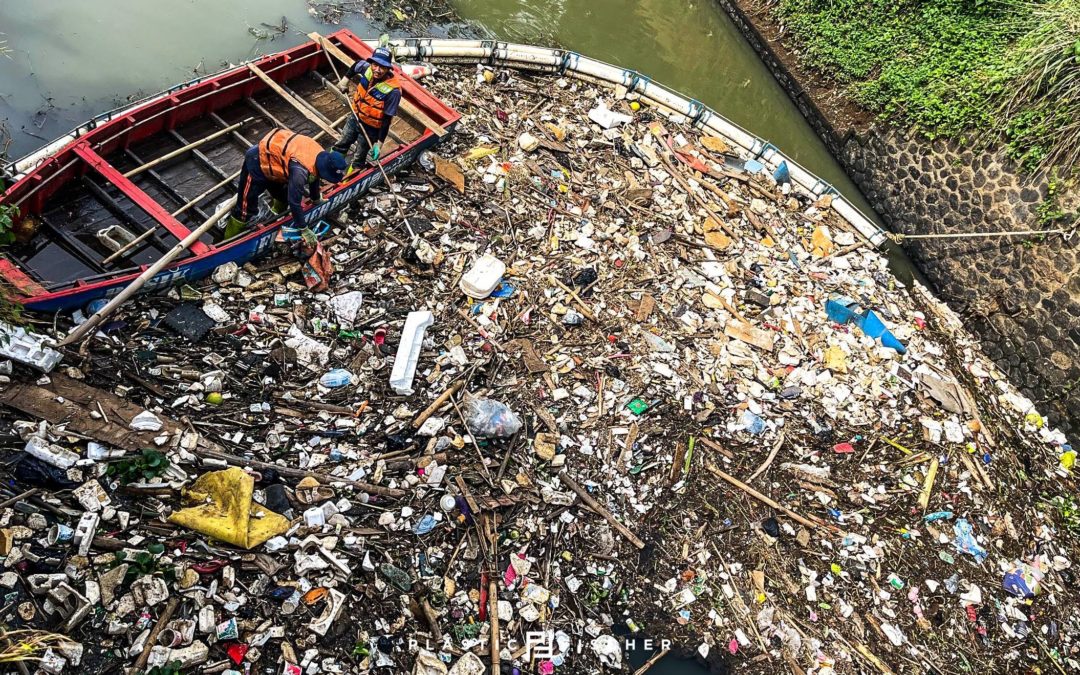 Plastic Fischer sammelt Müll aus Flüssen