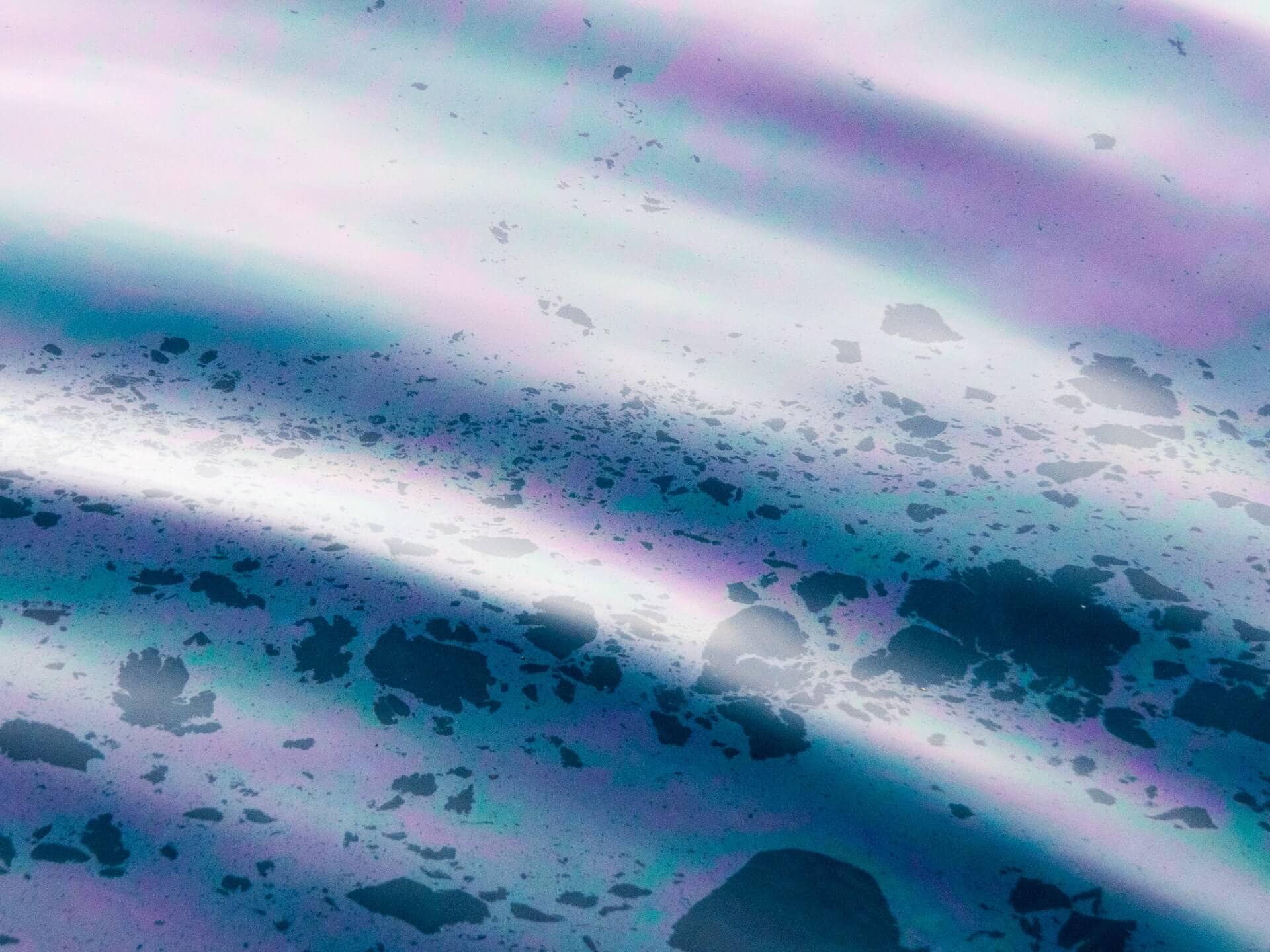Wasser mit Ölverschmutzungen