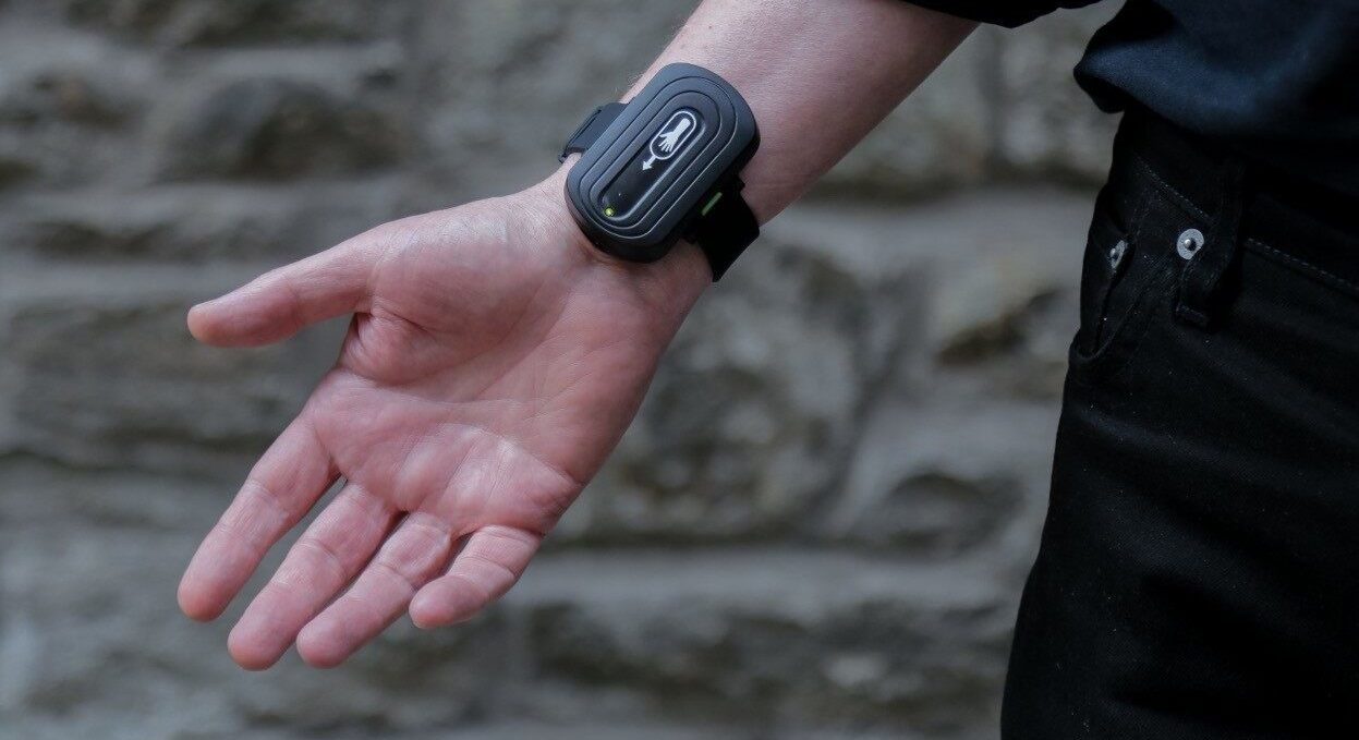 Ein Unterarm, an dem das Armband gegen Tic-Störungen am Handgelenk befestigt ist