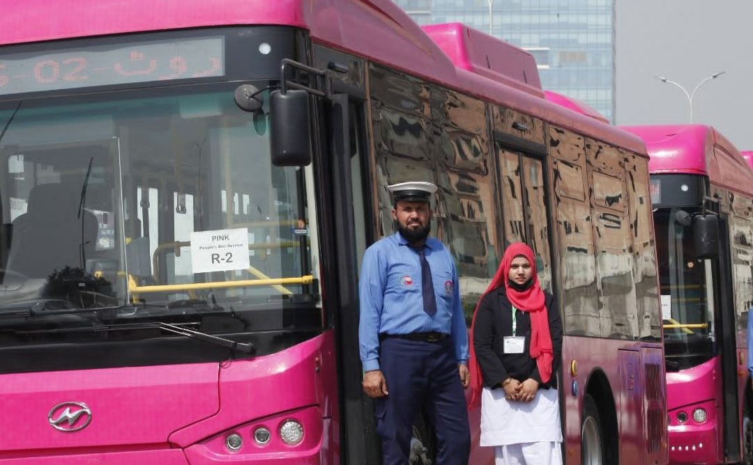 Frauen-Busse in Pakistan