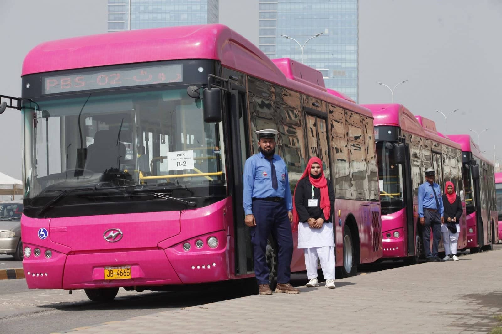 Frauen-Busse in Karachi