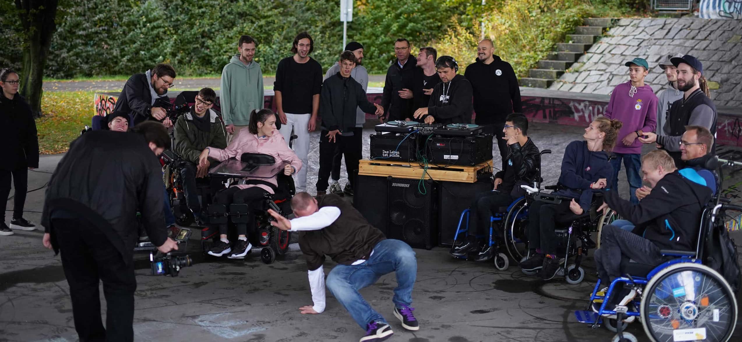 Viele Menschen mit und ohne Einschränkungen beim Musikvideodreh