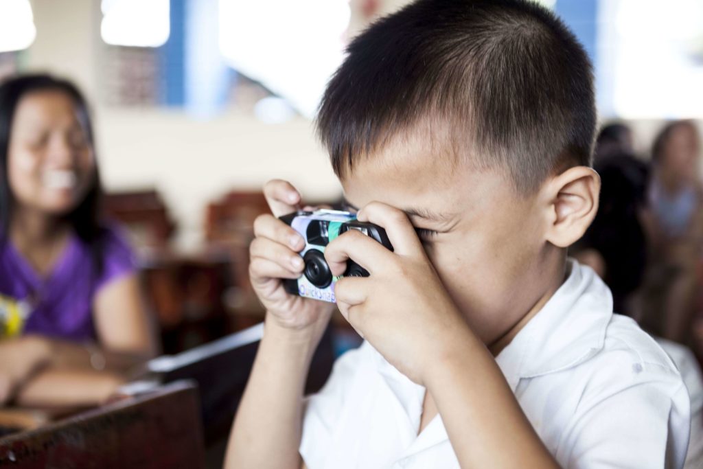 Kind fotografiert mit Kamera