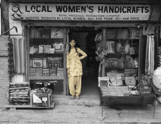 Nasreen vor dem Geschäft von Local Women's Handicrafts