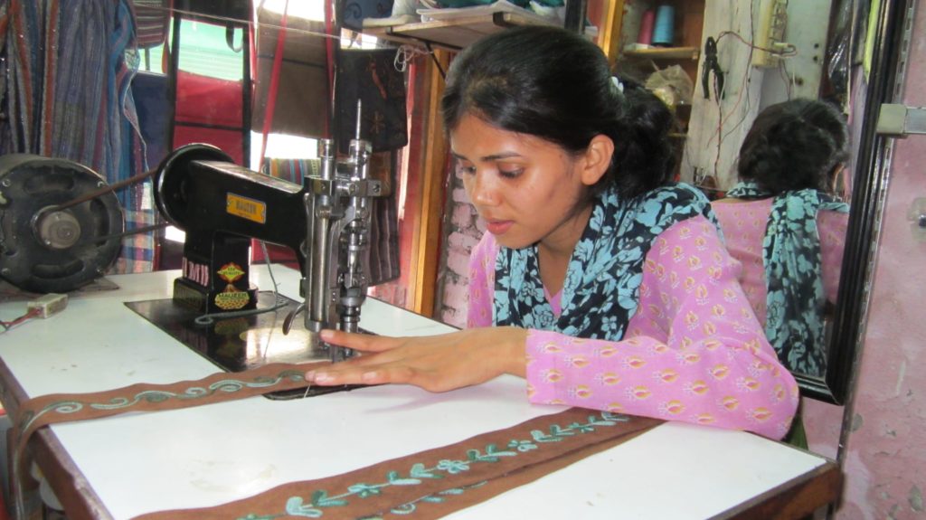 Mode ist Handarbeit: Nasreen an der Nähmaschine